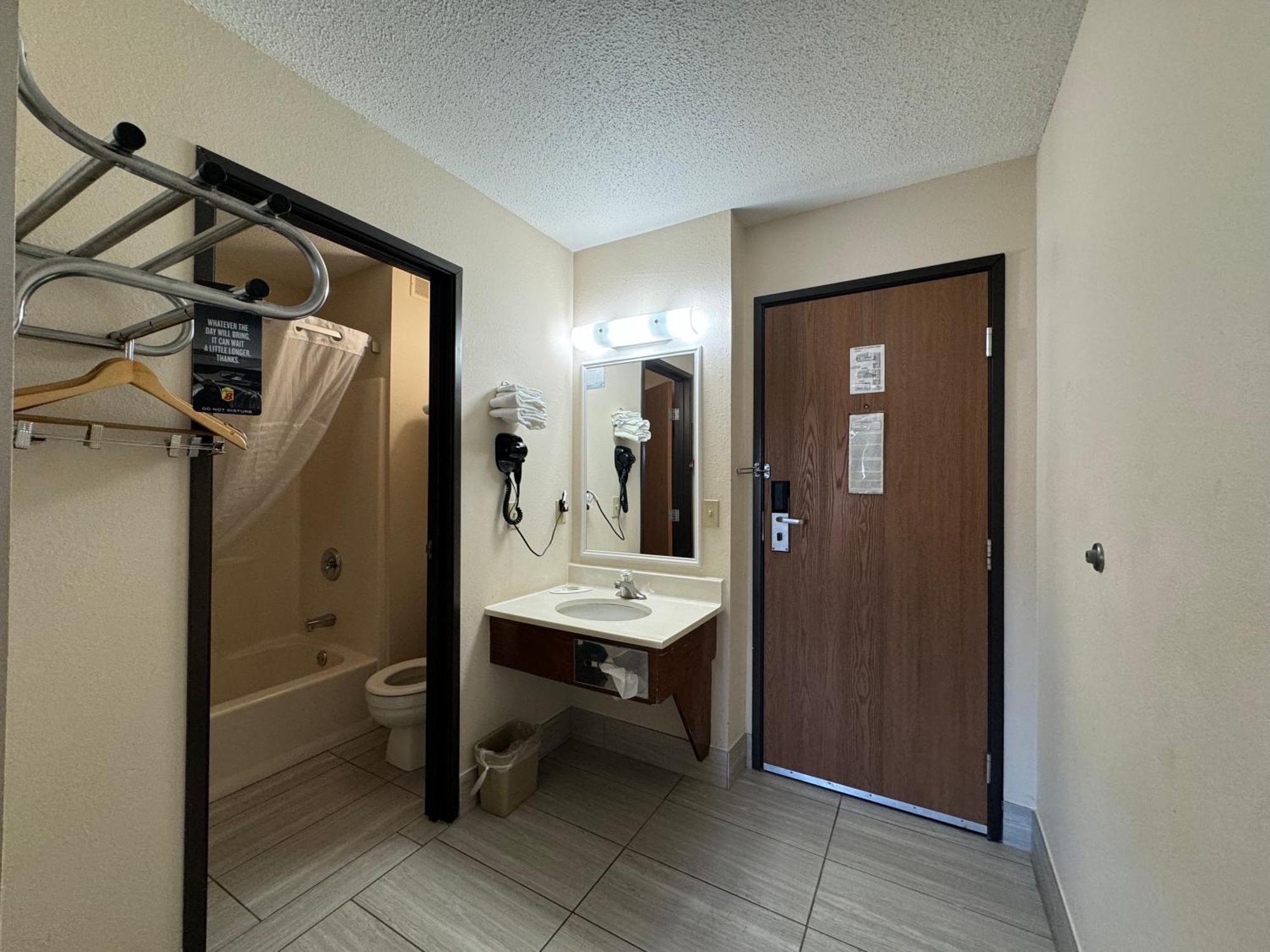 Super 8 By Wyndham Columbia Clark Lane Hotel Buitenkant foto