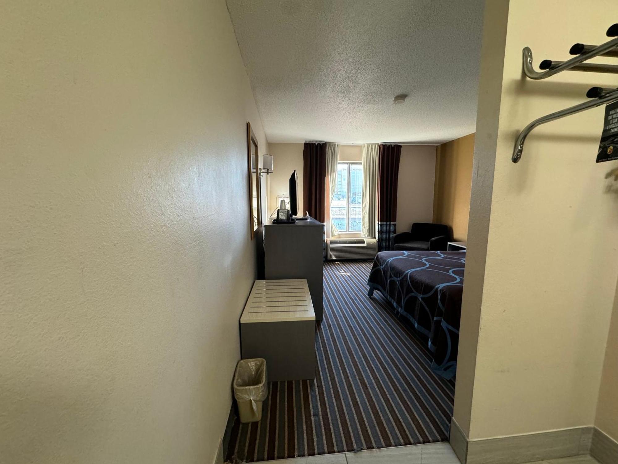 Super 8 By Wyndham Columbia Clark Lane Hotel Buitenkant foto