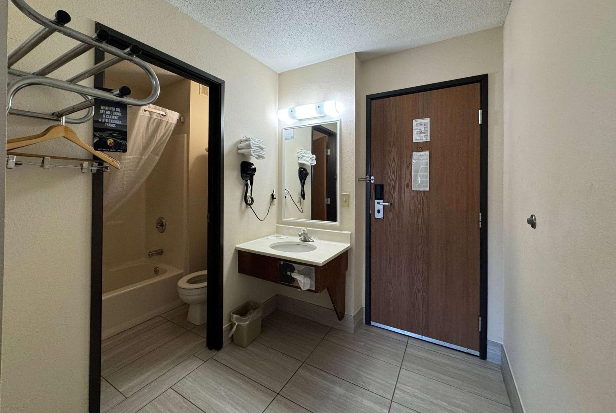 Super 8 By Wyndham Columbia Clark Lane Hotel Buitenkant foto
